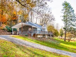 Evergreen Getaway Fire Pit and Wood Fireplace, Hotel in Townsend