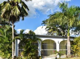 Casa Tropical - Boca Chica, hotel with parking in Boca Chica