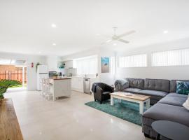 Sandy Feet Retreat I Pet Friendly I 1 Min Walk to Beach, cottage in Currarong