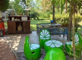 บ้านพักคุณยายเขียว โรงแรมในBan Yang Chum