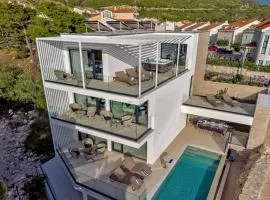 Luxury Villa Delight II Promajna with pool, gym, sauna and jacuzzi