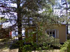 Old Finnish lakeside cottage with sauna, hotel perto de Universidade de Oulu, Oulu