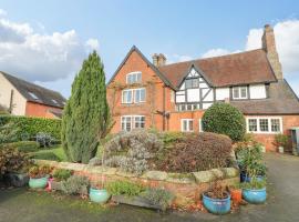 The Manor House, villa in Ashbourne