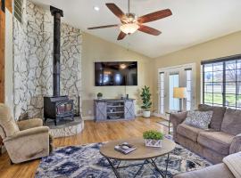 Updated Cottonwood Home with Patio and Fire Pit!, pet-friendly hotel in Cottonwood