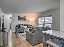 Serene Buffalo Dwelling with Backyard BBQ Patio, hotel con spa en Buffalo