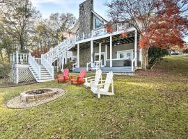 Lake Hartwell Home with Private Dock and Hot Tub!, semesterboende i Lavonia