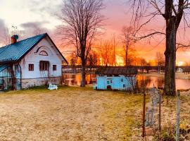 Romantic Spa Villa with Fireplace by the lake, spaahotell sihtkohas Stjärnsund