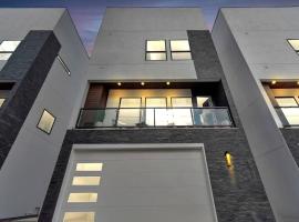 The Suite Spot! Downtown Skyline Views! Sleeps 12, hotel v destinaci Houston