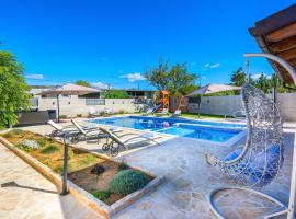 Holiday Home Tower with private pool, sauna and quads, hótel í Smilčić