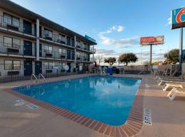 Motel 6-San Antonio, TX - West SeaWorld, hotel near Lackland Air Force Base/Kelly Field Annex - SKF, San Antonio
