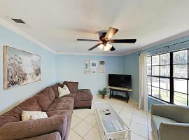 Charming Condo w/ Pool – 500 Yards to Beach, Near Lighthouse & Downtown, hotel v destinaci Saint Augustine Beach