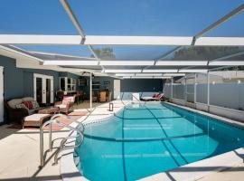 Elegant Heated Pool Home 12 minutes to the beaches of Anna Maria Island and IMG Academy, holiday home in Bradenton