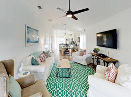 Walk to Beach with Private Pool, Balconies & Huge Lawn Blocks to Dining, hotel v destinaci Butler Beach