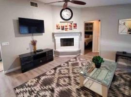 Lake Havasu Retreat w pool Everything Nearby!, hotel em Lake Havasu City