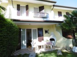 Beautiful villa for 6 guests with shared pool, hotel Porto Santa Margherita di Caorléban