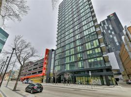 Cozy Skyline Condo in Downtown, across Canada Life Centre, hotel in Winnipeg