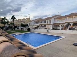 Adosado tranquilo con piscina y vistas al mar, apartamento em Puerto Marino