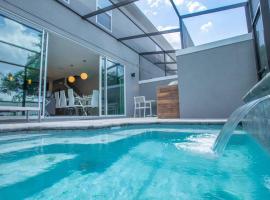 Modern Four Bedrooms Townhouse Retreat Close to Disney and Outlets at Le Reve Resort (214821), hotel cerca de Give Kids The World Village, Kissimmee