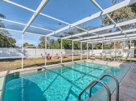 Sunny Spring Hill Hideout with Lanai and Pool!, hotel com estacionamento em Spring Hill