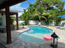 Tropical Luxury Escape Heated Pool Pets OK IMG short Drive to Gulf Beaches, hotel para golfe em Bradenton