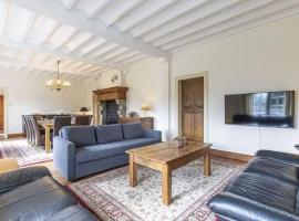 Characterful villa - fantastic place, hotel in Érezée