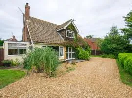 Coastal cottage sleeping 10 with hot tub - 5 minutes to beach