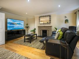 Fab Townhouse Near Queens with Huge TV & Recliners - Pass the Keys, hotel en Belfast