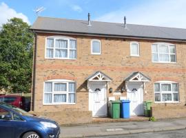 Friars Walk 2 with 2 bedrooms, 2 bathrooms, fast Wi-Fi and private parking, family hotel in Sittingbourne