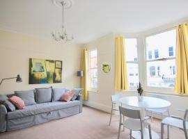 Spacious Bright 1 Bed Flat in Fulham by the Thames, hotel in London