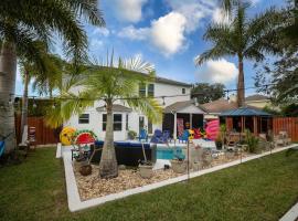 Gorgeous Urban Oasis withHot Tub, HEATED POOL and Private Movie Theater home, hotel med parkering i Viera