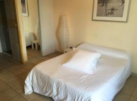 Logis hôtel le Clos saint Loup, hotel v destinácii Bram