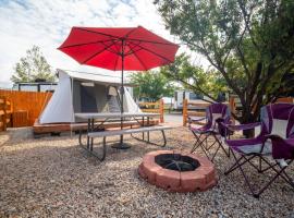 FunStays Glamping Setup Tent in RV Park #3 OK-T3, hotel di Moab