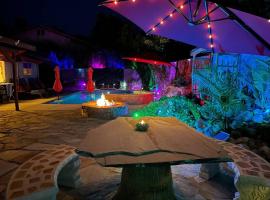 Mineral Saltwater Solar heated Pool & Spa Oasis with mountain views and Koi pond, hotel in Desert Hot Springs