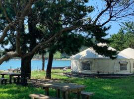 直島町ふるさと海の家 つつじ荘 Seaside Stay Tsutsuji-so，直島的有熱水按摩池的飯店