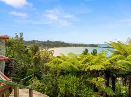 Bach and Relax - Oakura Holiday Home, hotel con parking en Whangaruru North