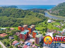 Nai Harn Condominium: Nai Harn Plajı şehrinde bir spa oteli