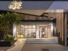 Just Enjoy Business Hotel, hotel near Shin Kong Mitsukoshi Tainan Place, Tainan