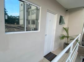 AP FRENTE À PRAÇA BEM LOCALIZADO 02, apartament din São José