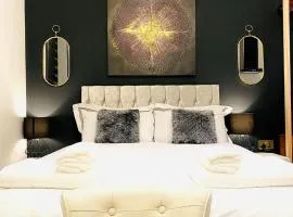 Duke and Duchess Apartments and Rooms - Private in Room Hot Tub Suites