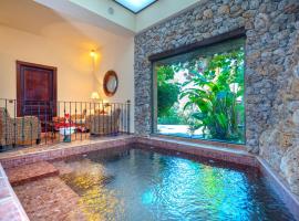 Casa Flores con Piscina interior climatizada, מלון באלקאוסין