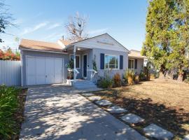 Encino Charmer with Large backyard, holiday home in Los Angeles