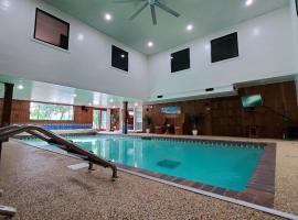 Villa Whitefish Lake Home with Heated Indoor Pool pilsētā Manhattan Beach