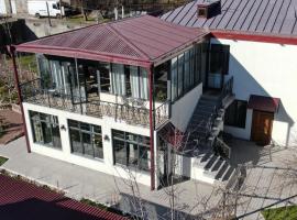 REDROOF country house hotel, hotel in Goris