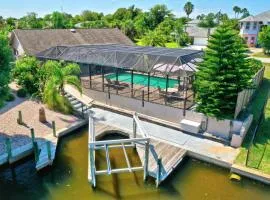 Bahama Haven Saltwater Canal Pool Home w dock and boat lift