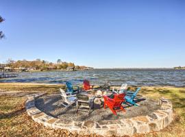 Upscale Lakefront Texas Home Private Dock and Decks, хотел в Malakoff