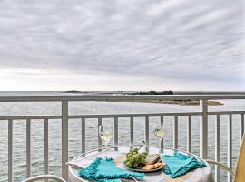 Viesnīca Beautiful Waterfront Condo with Community Pool! pilsētā Crisfield, netālu no apskates objekta Somers Cove Marina