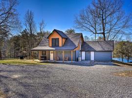 Serene Lakefront Cabin with Deck and Fire Pit!, hotell i Trenton