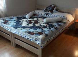 Bed and Breakfast BLUE in BLUE, Room GREEN +, bed and breakfast en Komiža