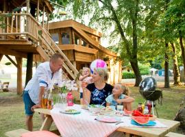 Recreatiepark d'n Mastendol luxe Boomhutten, hotel v destinaci Rijen