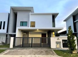 Five BEDROOMS RESIDENTIAL HOME WITH FREE WIFI, hytte i Sepang